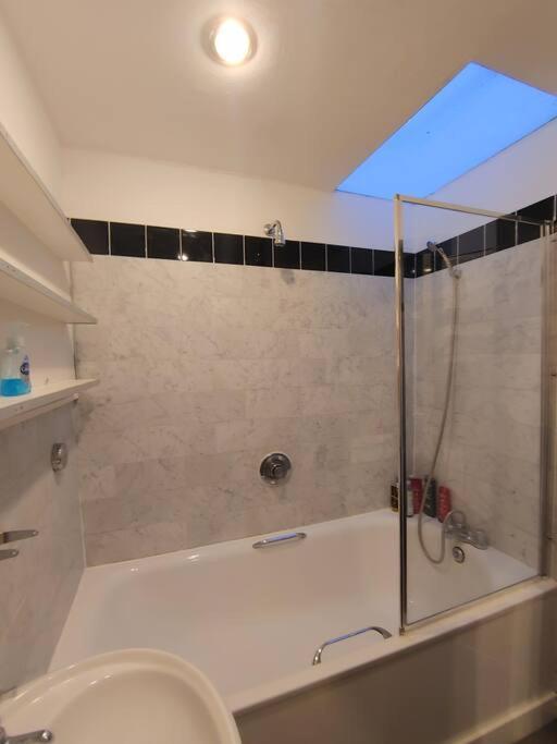 Stylish Apartment Near Carnaby Street, Sleeps 4. London Exterior foto