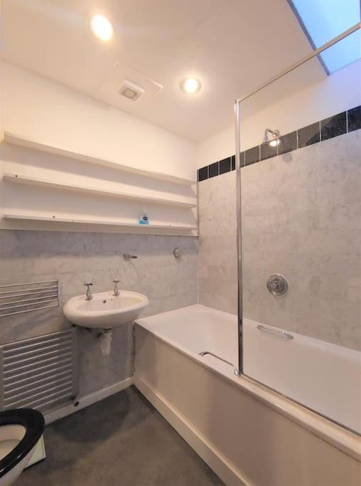 Stylish Apartment Near Carnaby Street, Sleeps 4. London Exterior foto